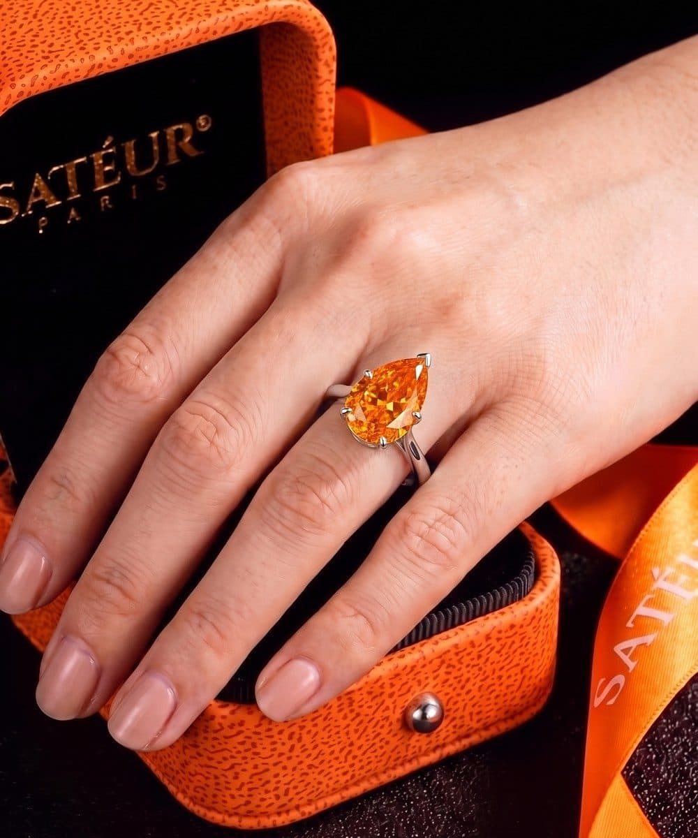 Flamme Ring, worn